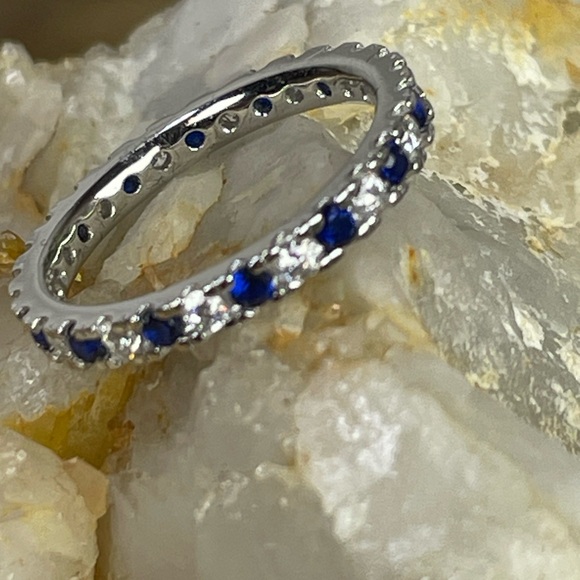 1 CARAT SAPPHIRE Eternity ring ! Silver .925. Size6 Blue & White - Picture 5 of 6